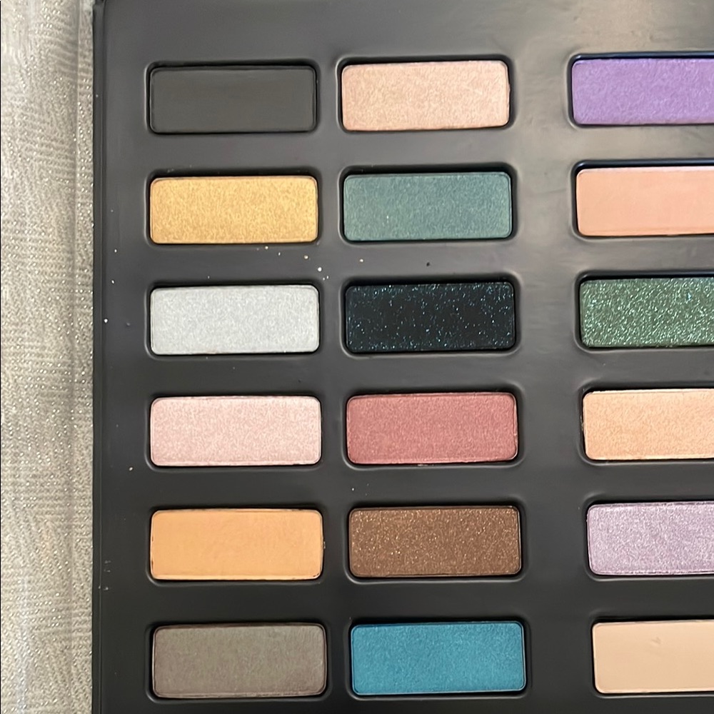 Kat Von D Spellbinding Eyeshadow Book - Picture 5 of 9